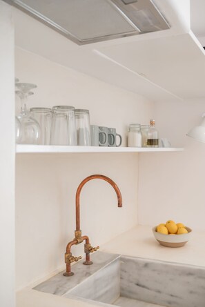 Refrigerador, parrilla de estufa y cafetera de espresso 