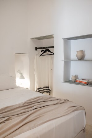 Roupas de cama premium, cofres nos quartos, escrivaninha
