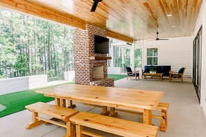 Outdoor dining - Kamp GEM Awaits! A beautiful lakefront retreat on “Georgia’s Freshwater Coast." (Appling)