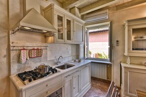 冷蔵庫、オーブン、コンロ、食器洗い機