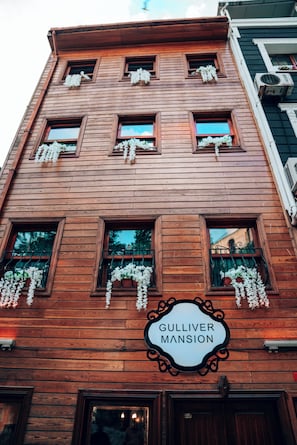 A building with a sign reading "Gulliver Mansion." - Gulliver Mansion Hotel  (Istanbul)