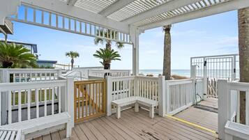 Na praia, areia branca