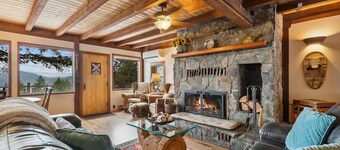 Big Mountain Treehouse!  Beautiful cabin home w/ SPECTACULAR views of Lake