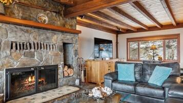 Älytelevisio, takka, DVD-soitin, kirjoja