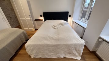 5 bedrooms, iron/ironing board, WiFi, bed sheets