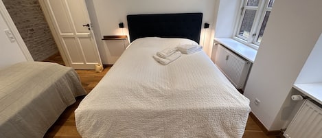 5 bedrooms, iron/ironing board, WiFi, bed sheets