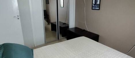 2 chambres, fer et planche à repasser, Wi-Fi, draps fournis