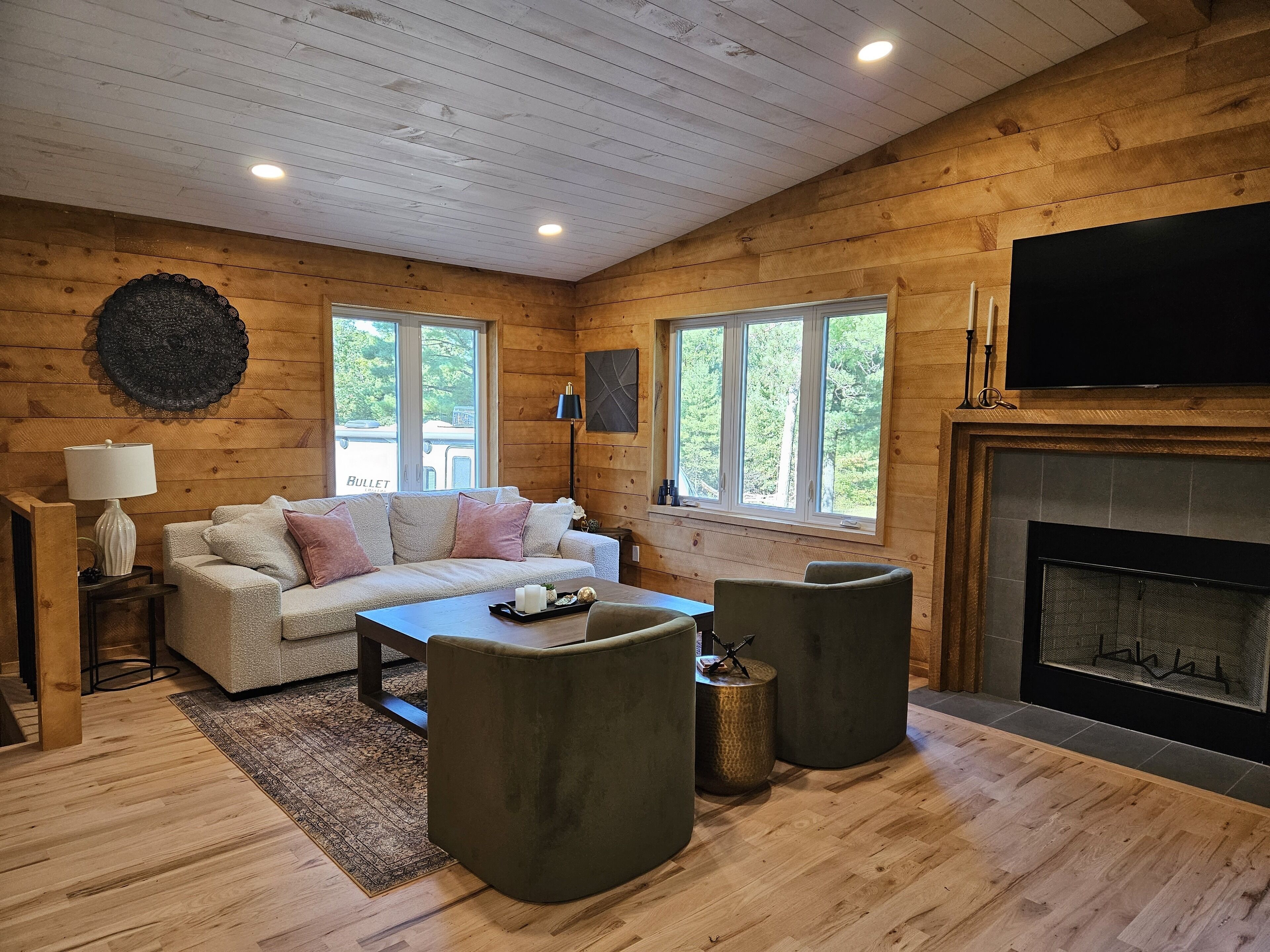 Televisor intel·ligent, llar de foc, futbolí i taula de tennis de taula 