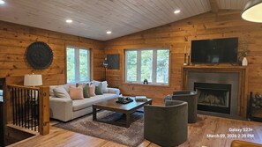 Smart TV, fireplace, table football, ping pong - Cabin with hot tub, heated swimming pool and acres of backyard hiking  (Adams)