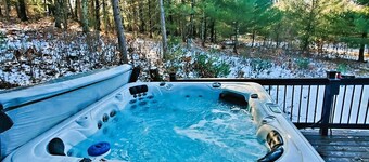 Cabin with hot tub, heated swimming pool and acres of backyard hiking 
