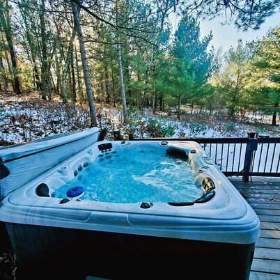 Cabin with hot tub, heated swimming pool and acres of backyard hiking