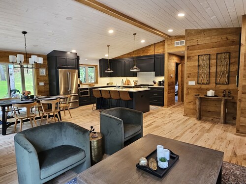 Cabin with hot tub, heated swimming pool and acres of backyard hiking 