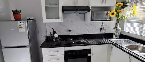Geladeira, micro-ondas, fogão, cooktop