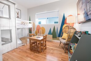 A child's room with bunk beds, a wooden table, and a colorful wall mural. - ☞Kid Paradise☞5miles->Disneyland☞1 Parking☞W/D☞AC (Santa Ana)