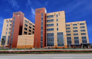 A multi-story building with signage for the University of California Irvine Medical Center. - ☞Kid Paradise☞5miles->Disneyland☞1 Parking☞W/D☞AC (Santa Ana)