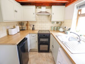 Fridge, electric kettle, toaster, cookware/dishes/utensils - The Cottage 16 Northside (Hull)