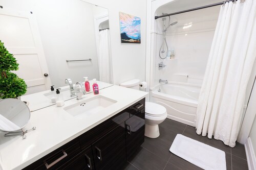 Spacious 3 Bedroom Apartment in Heart of Niagara