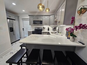 Fridge, microwave, oven, stovetop - Renovated Comfy Downtown Orlando Duplex. Sleeps 8. (Orlando)