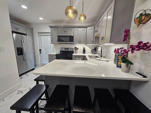 Jääkaappi, mikroaaltouuni, uuni, liesi