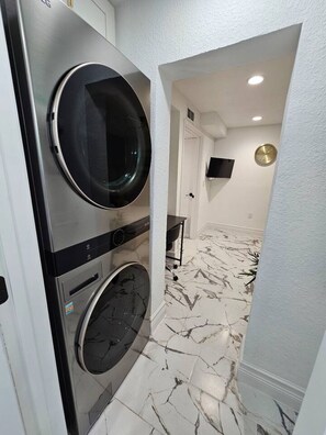 Interior - Renovated Comfy Downtown Orlando Duplex. Sleeps 8. (Orlando)