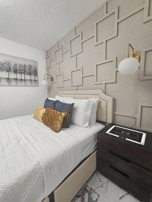 2 bedrooms, desk, iron/ironing board, travel crib - Renovated Comfy Downtown Orlando Duplex. Sleeps 8. (Orlando)