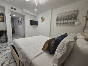 2 habitaciones, escritorio y tabla de planchar con plancha 