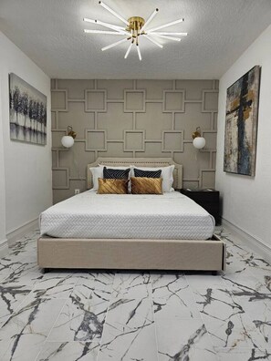 2 Schlafzimmer, Schreibtisch, Bügeleisen/Bügelbrett, Reisekinderbett