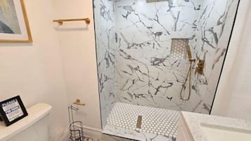 Suihku, hiustenkuivaaja, pyyhkeet, saippua