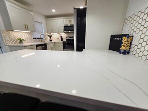 Fridge, microwave, oven, stovetop - Stylish Duplex walkTO Lake Eola Orlando.  Sleeps 8 (Orlando)