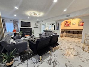 Smart TV, fireplace