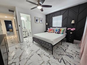 2 bedrooms, desk, iron/ironing board, travel cot - Stylish Duplex walkTO Lake Eola Orlando.  Sleeps 8 (Orlando)