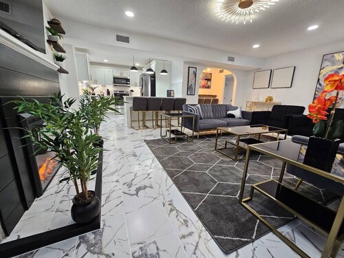 Stylish Duplex walkTO Lake Eola Orlando.  Sleeps 8