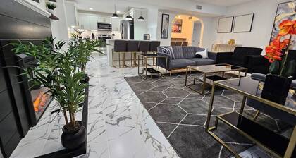 Stylish Duplex walkTO Lake Eola Orlando. Sleeps 8