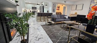 Stylish Duplex walkTO Lake Eola Orlando. Sleeps 8