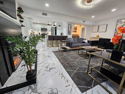 Stylish Duplex walkTO Lake Eola Orlando. Sleeps 8