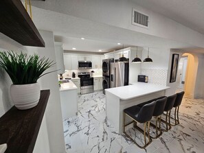 Refrigerador, microondas, horno y parrilla de estufa