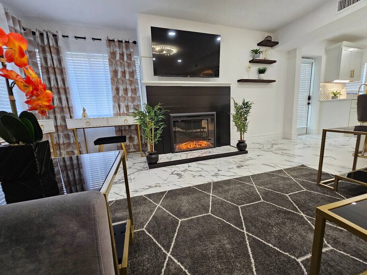 Smart TV, fireplace
