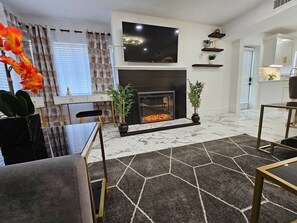 Smart TV, fireplace - Stylish Duplex walkTO Lake Eola Orlando.  Sleeps 8 (Orlando)