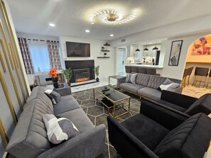 Smart TV, fireplace - Stylish Duplex walkTO Lake Eola Orlando.  Sleeps 8 (Orlando)