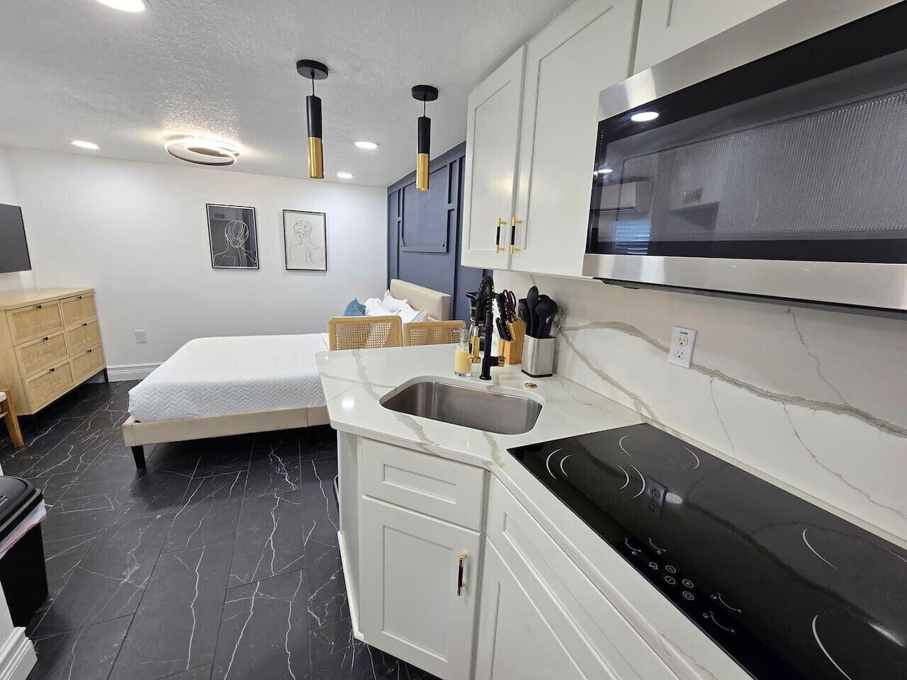 1 室のベッドルーム、デスク、アイロン / アイロン台、WiFi (無料)