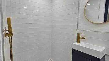 Dusj, hårføner, håndklær og såpe