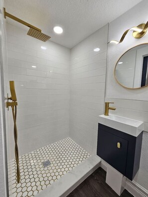 Dusj, hårføner, håndklær og såpe