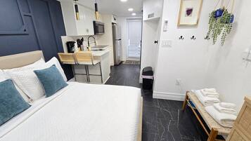 1 soverom, skrivebord, strykejern/-brett og wi-fi (inkludert)