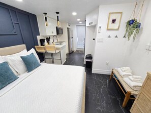 1 soverom, skrivebord, strykejern/-brett og wi-fi (inkludert)