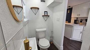 Dusj, hårføner, håndklær og såpe