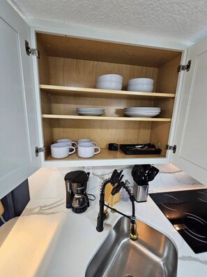 Kjøleskap, mikrobølgeovn, ovn og kokeplater