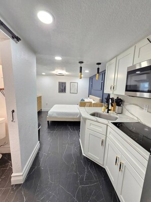 1 bedroom, desk, iron/ironing board, free WiFi