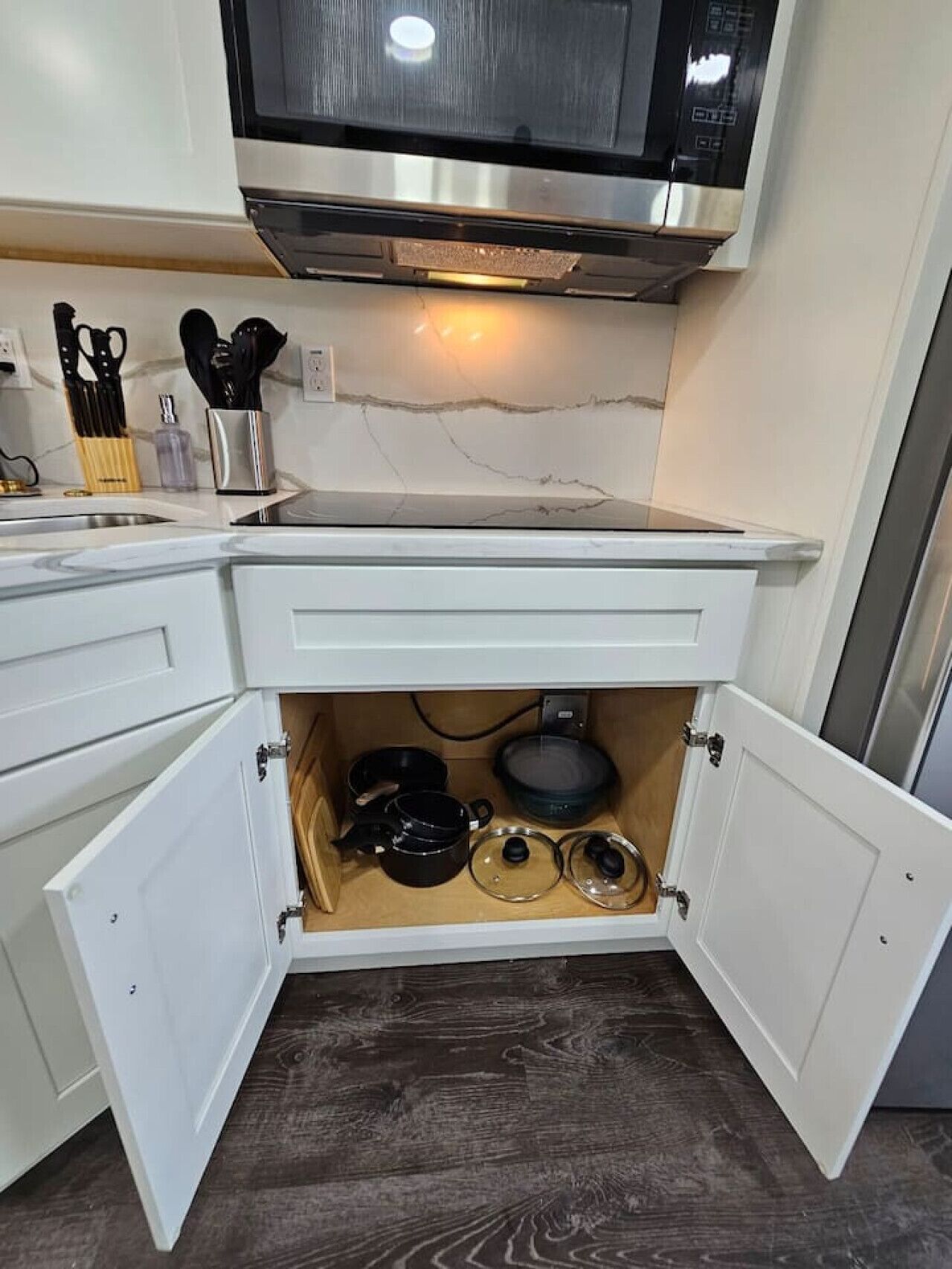 冷蔵庫、電子レンジ、オーブン、コンロ