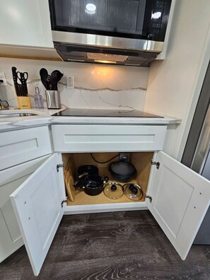 ثلاجة، ميكروويف، فرن، موقد طهي مسطح