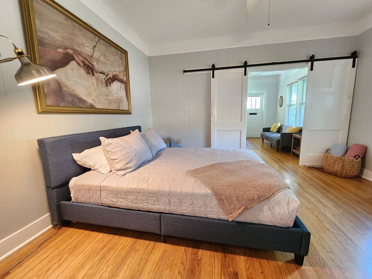 1 makuuhuone, työpöytä, silitysrauta/-lauta, vauvan matkasänky